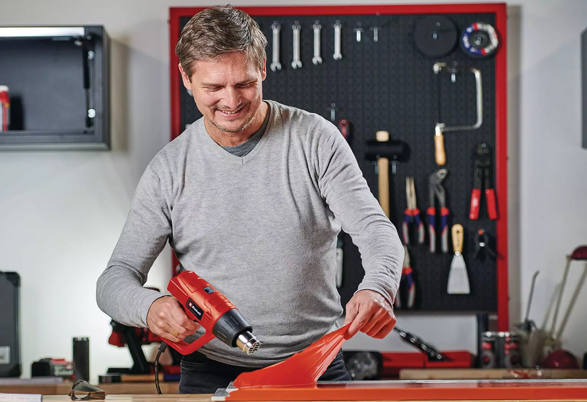 Απεικονίζεται ένας άνδρας σε εργαστήριο να χρησιμοποιεί το πιστόλι.